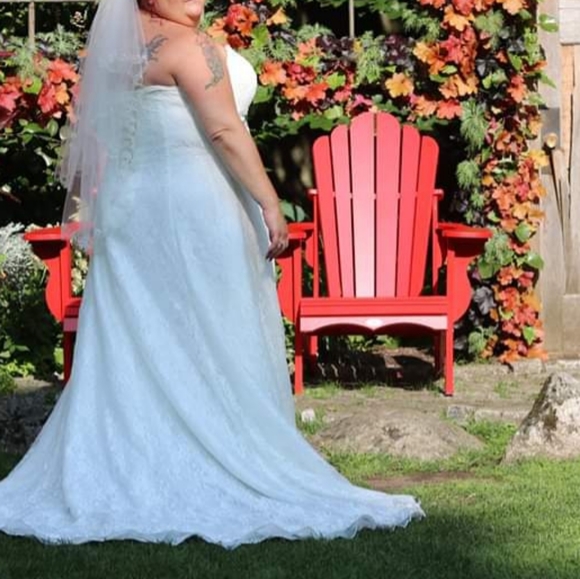 Plus size ivory lace wedding dress - Picture 8 of 8